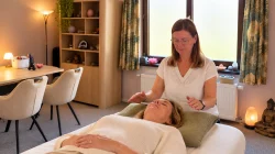 Energetische Reiki-behandeling waarbij Inge met haar handen boven de cliënt werkt